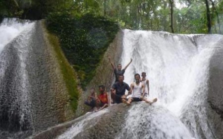 Menikmati Air Terjun Bidadari